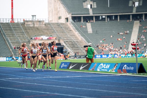 800m Halbfinale mit Sarah Fleur Schulze (VfL Eintracht Hannover), Lucia Sturm (TSV Moselfeuer Lehmen), Majtie Kolberg (LG Kreis Ahrweiler), Adeline Haisch (LG Region Karlsruhe) waehrend der deutschen Leichtathletik-Meisterschaften im Olympiastadion am 25.06.2022 in Berlin